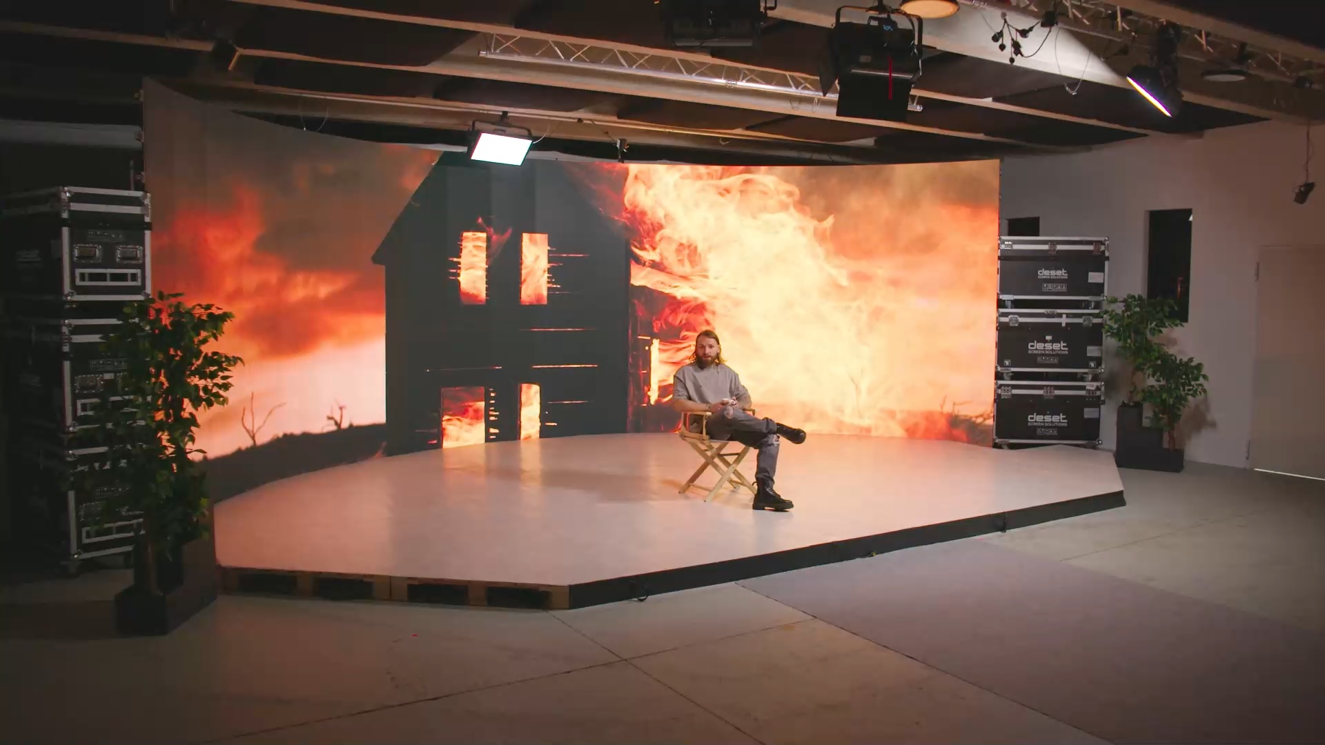 Das XR-Studio von Creative Cinema in Erlangen: 35 m² LED-Wand mit einer Person davor